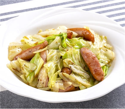 キャベツとソーセージのバター炒め
